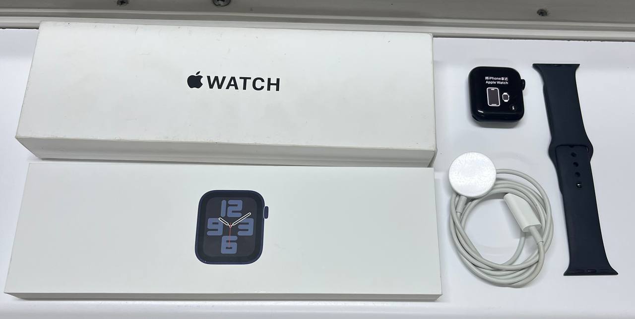 Умные часы Apple Watch SE 2 40 мм (алюминиевый корпус, силиконовый ремешок) Умные часы Apple Watch SE 2 40 мм (алюминиевый корпус, силиконовый ремешок)