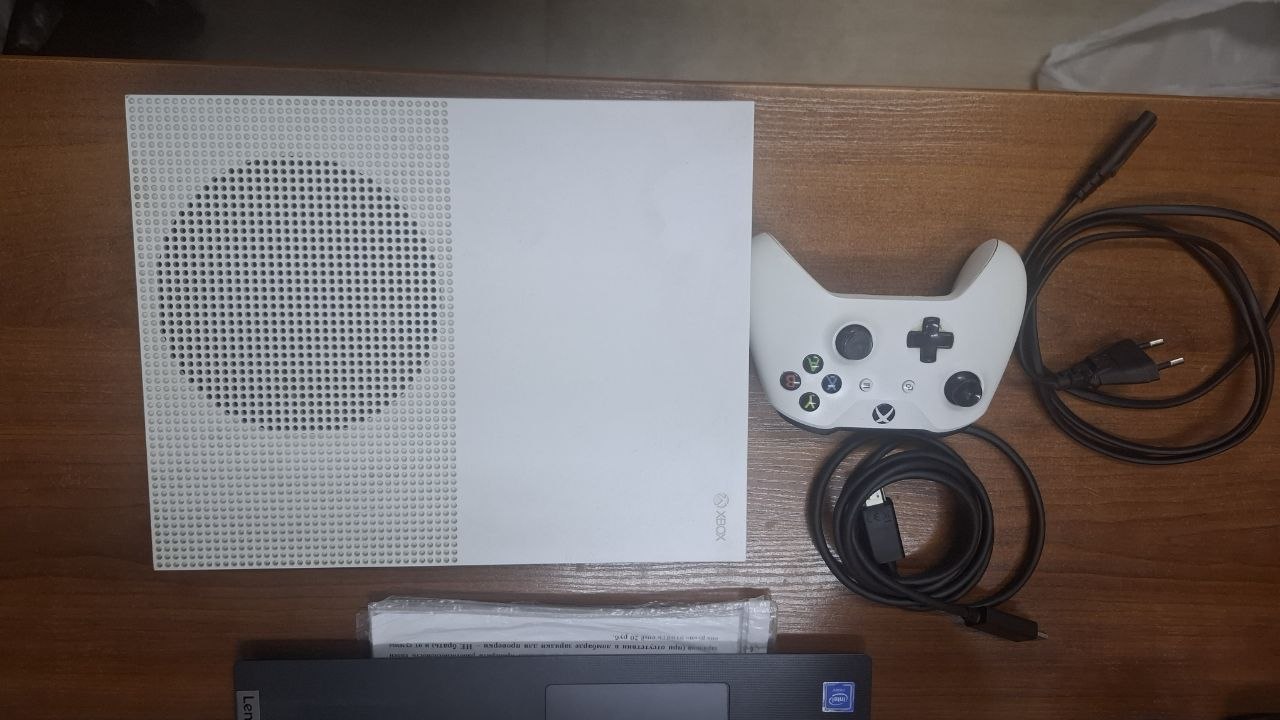 Игровая приставка Microsoft Xbox One S 500Gb Игровая приставка Microsoft Xbox One S 500Gb